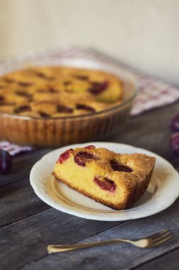 Ev yapımı Erik pasta tabak taze meyveleri ve ahşap zemin üzerine çatal