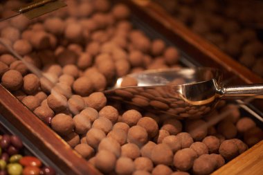 Lezzetli çikolata parçaları üzerinde şeker ahır closeup depolamak