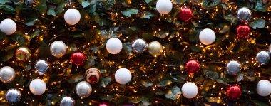 Işıklar, topları ve Noel ağacı Noel arka plan