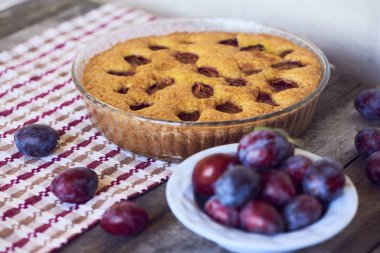 Ev yapımı Erik pasta plaka rustik arka plan üzerinde taze Erik ile closeup