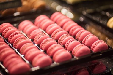 Güzel renkli bademli kurabiye şeker dükkanı kutularıyla closeup