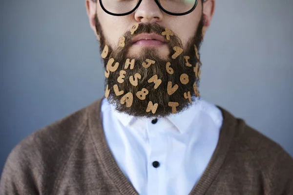 Primer Plano Cara Hombre Joven Con Pegatinas Barba Fondo Gris — Foto de Stock