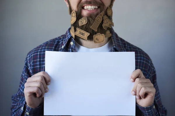Homem Bonito Com Adesivos Barba Mostrando Cartão Branco Branco Fundo — Fotografia de Stock