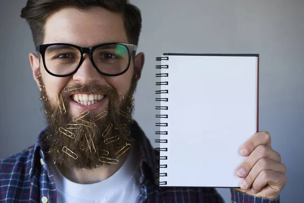 Retrato Hombre Guapo Sonriente Con Clips Papel Barba Mostrando Tarjeta —  Fotos de Stock