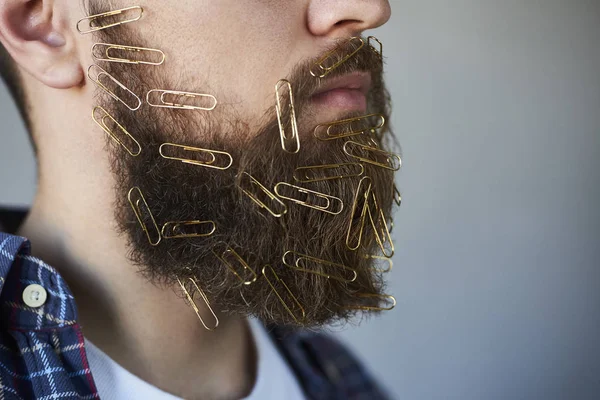 Primer Plano Cara Hombre Joven Con Clips Papel Barba Fondo — Foto de Stock