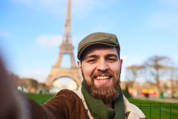 Retrato Del Guapo Hombre Barbudo Sonriente Con Sombrero Tomando Selfie — Foto de Stock