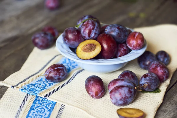 Fresh Plums Plate Wooden Background — Stock Photo, Image