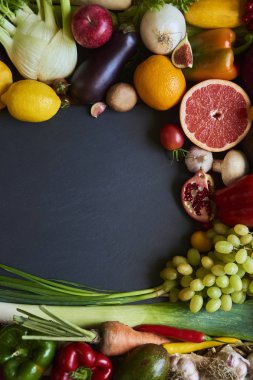 Siyah arka plan üzerine taze çiğ sebze metin için yer kopyalayın. De