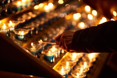 Erkek el ışık mumlar kilisede closeup