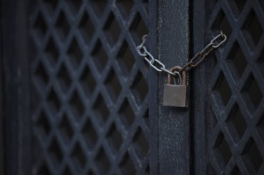 Kapıdaki eski kilit.. 