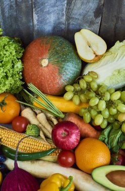 Çeşitli ham organik sebze ve meyve üzerinde ahşap arka plan kompozisyonu. Üstten Görünüm