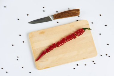 Kesme tahtası, mockup tasarım üzerinde kırmızı sıcak biber biber