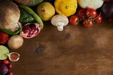 Ahşap arka plan üzerinde taze çiğ sebze metin için yer kopyalayın. D