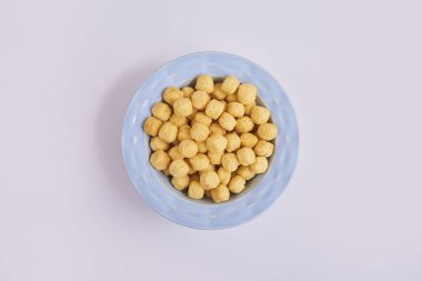 Plaka tahıl veya beyaz arka plan üzerinde üstten görünüm izole Mısır gevreği ile