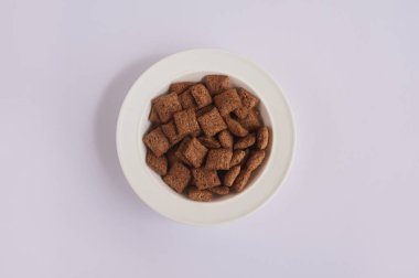 Plaka tahıl veya beyaz arka plan üzerinde üstten görünüm izole Mısır gevreği ile