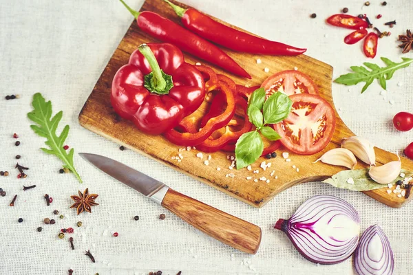 Gehakte Paprika Met Snijplank Kruiden Basilicum Rucola Tomaten Mes Bovenaanzicht — Stockfoto