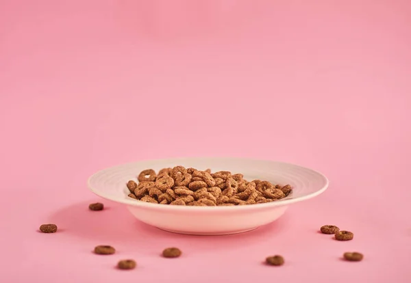 Primo Piano Piatto Bianco Cereali Sfondo Rosa — Foto Stock