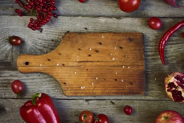 Verse Groenten Ingrediënten Voor Het Koken Rond Vintage Snijplank Grijze — Stockfoto