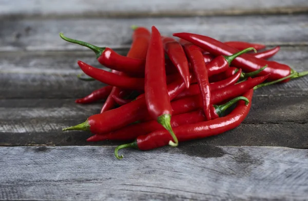 Bovenste Weergave Stapel Van Verse Red Hot Chili Blauwe Houten — Stockfoto