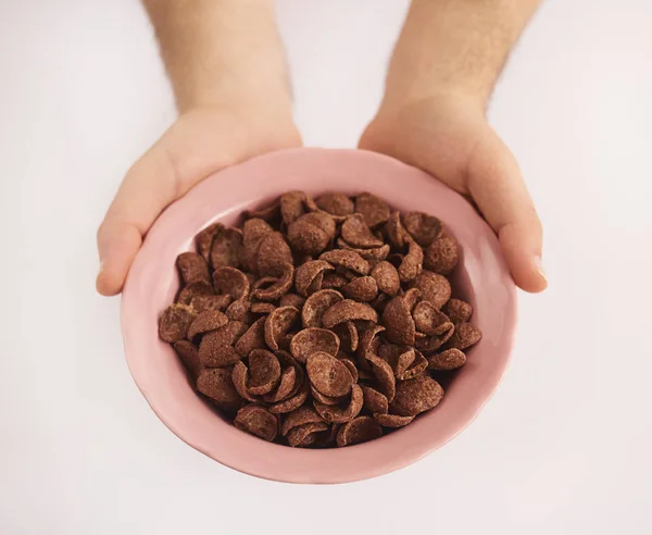 Primer Plano Placa Mano Del Hombre Con Copos Maíz Cereales — Foto de Stock