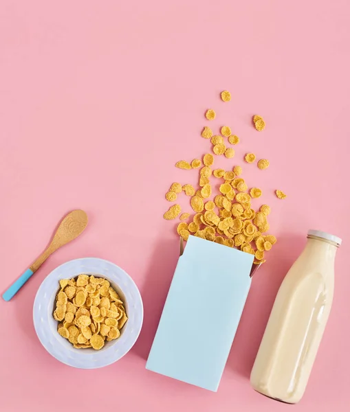 Caja Cereales Plato Cuchara Botella Leche Sobre Fondo Rosa Vista — Foto de Stock