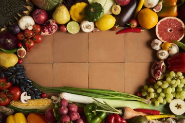 Rustik arka plan üzerinde taze çiğ sebze metin için yer kopyalayın. D