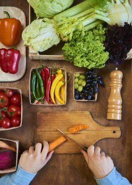 Yemek ve sağlıklı beslenme kavramı bir rustik mutfak tezgah üzerinde taze sebze Dilimleme dostum