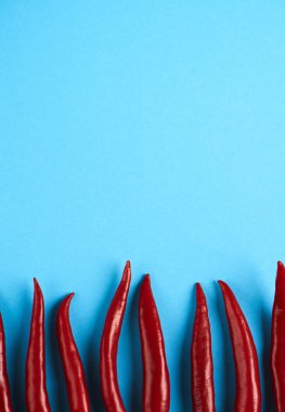 Mavi arka plan düz yatıyordu kırmızı biber desen. Üstten Görünüm