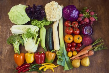 Çeşitli ham organik sebze ve meyve üzerinde ahşap arka plan kompozisyonu. Üstten Görünüm