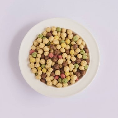 Plaka tahıl veya beyaz arka plan üzerinde üstten görünüm izole Mısır gevreği ile