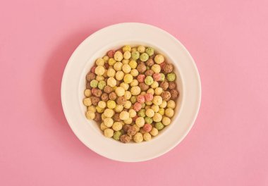 Pembe bir arka plan üzerinde beyaz plaka tahıl Üstten Görünüm 