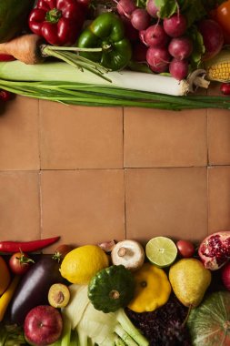 Rustik arka plan üzerinde taze çiğ sebze metin için yer kopyalayın. D