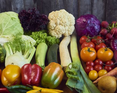 Çeşitli ham organik sebze ve meyve üzerinde ahşap arka plan kompozisyonu. Üstten Görünüm