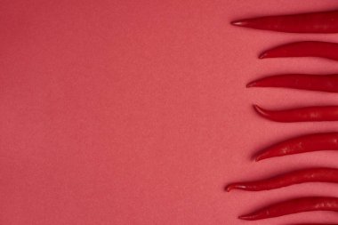 Red hot chili peppers üstten görünüm kırmızı zemin üzerine