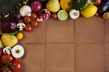 Rustik arka plan üzerinde taze çiğ sebze metin için yer kopyalayın. D