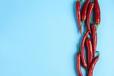 Mavi arka plan düz yatıyordu kırmızı biber desen. Üstten Görünüm