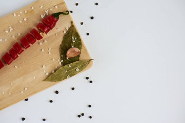 Kesme tahtası, mockup tasarım üzerinde kırmızı sıcak biber biber