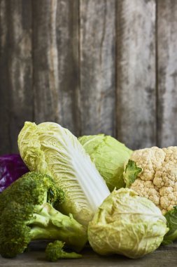 Lahana rustik ahşap zemin üzerine pek çok tür