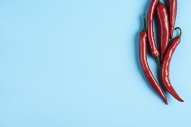 Mavi arka plan düz yatıyordu kırmızı biber desen. Üstten Görünüm