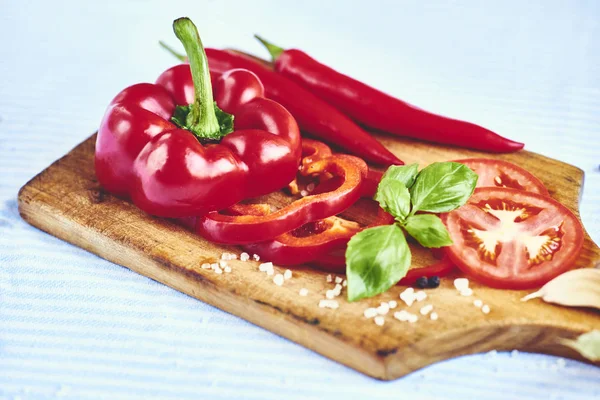 Gehakte Paprika Met Snijplank Kruiden Basilicum Rucola Tomaten Mes Bovenaanzicht — Stockfoto