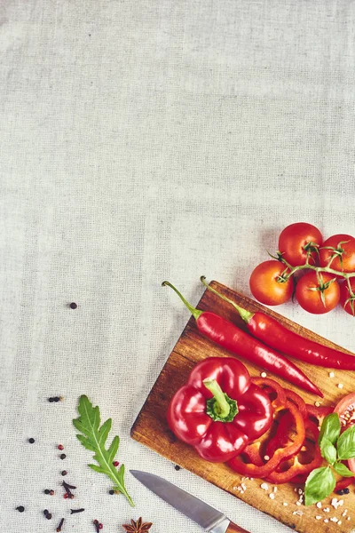 Gehakte Paprika Met Snijplank Kruiden Basilicum Rucola Tomaten Mes Bovenaanzicht — Stockfoto