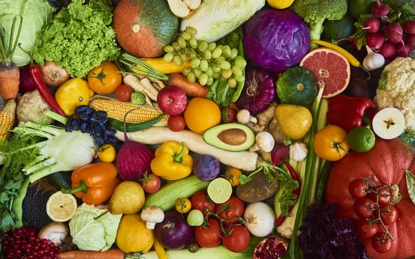 Çeşitli ham organik sebze ve meyve üzerinde ahşap arka plan kompozisyonu. Üstten Görünüm