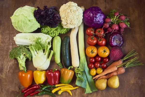 Çeşitli ham organik sebze ve meyve üzerinde ahşap arka plan kompozisyonu. Üstten Görünüm