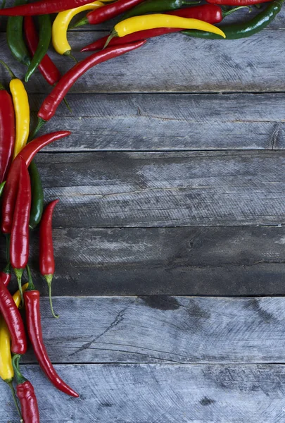 Nézd Halom Friss Piros Sárga Hot Chili Kék Háttér — Stock Fotó