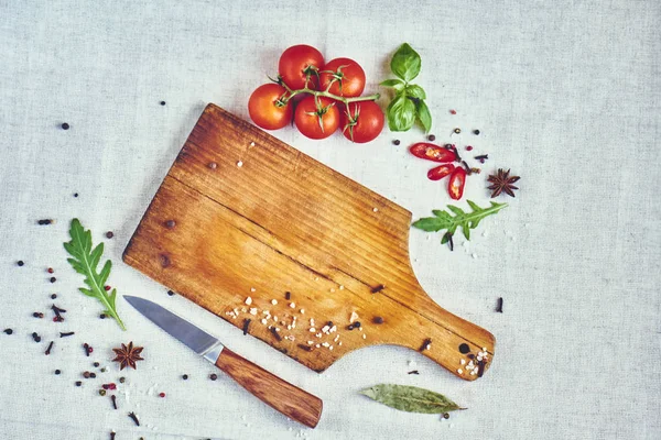 Gehakte Paprika Met Snijplank Kruiden Basilicum Rucola Tomaten Mes Bovenaanzicht — Stockfoto