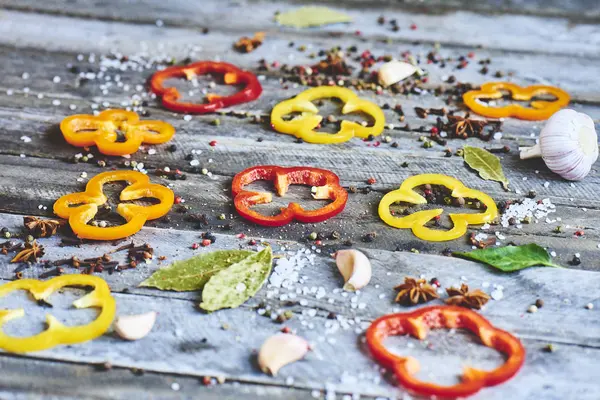 Gehakte Kleurrijke Paprika Kruiden Rustieke Houten Achtergrond Bovenaanzicht — Stockfoto