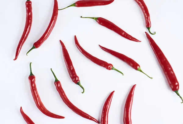 Plano Poner Patrón Chiles Rojos Sobre Fondo Blanco Vista Superior — Foto de Stock