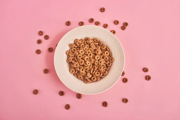 Vista Superior Placa Blanca Cereales Sobre Fondo Rosa — Foto de Stock