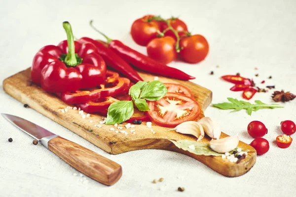 Gehakte Paprika Met Snijplank Kruiden Basilicum Rucola Tomaten Mes Bovenaanzicht — Stockfoto