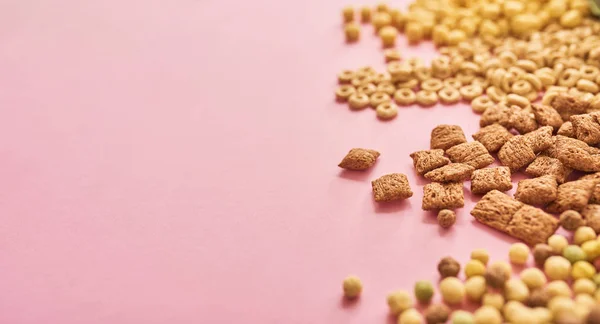 Copos Maíz Cereales Diferentes Tipos Sobre Fondo Rosa — Foto de Stock